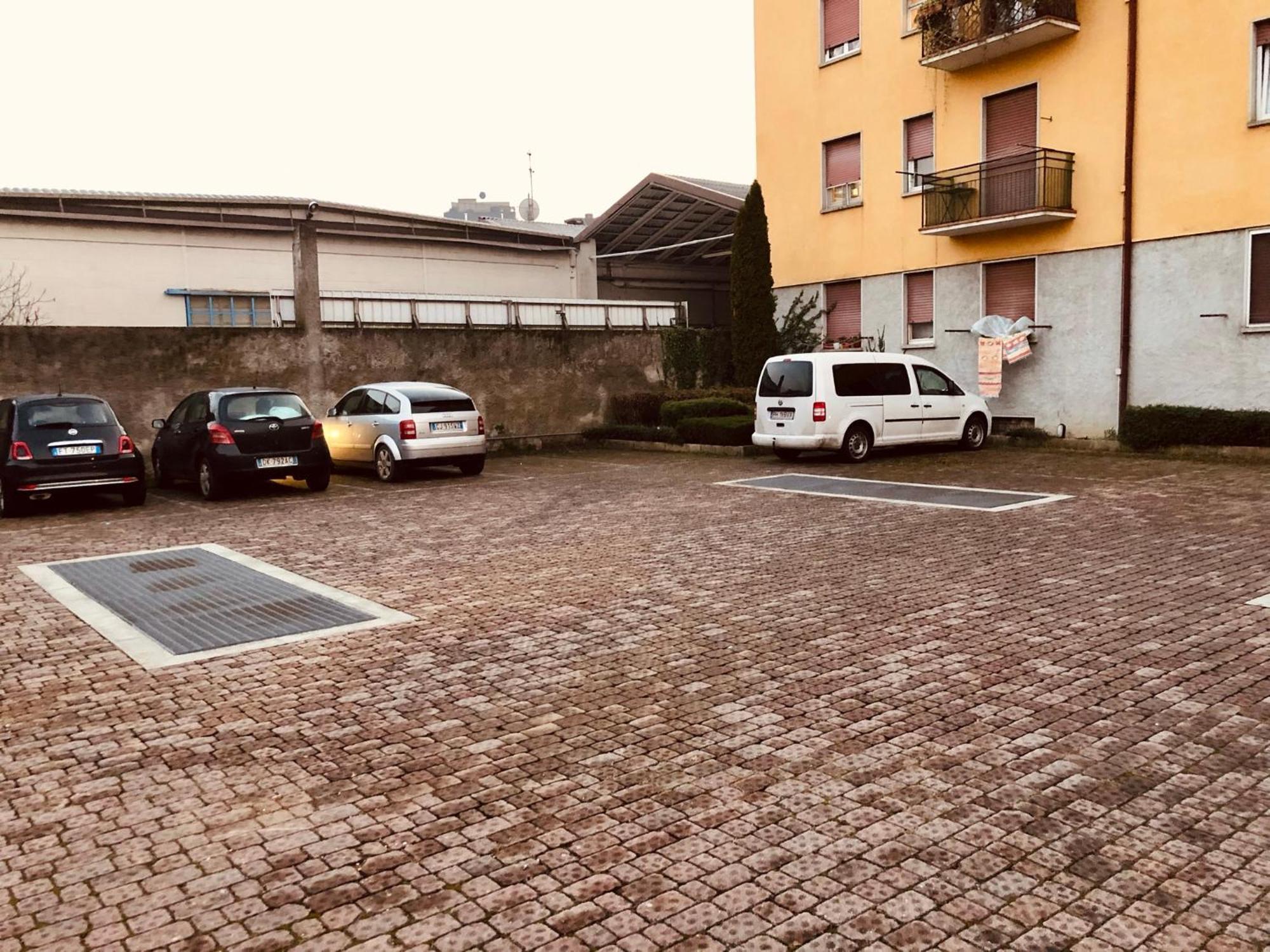 Bergamo Easy Airport Private Parking Apartment Luaran gambar